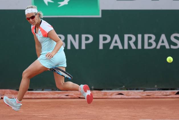 Belgian Kirsten Flipkens returns a ball through her legs during a doubles tennis match between US-Belgian pair Rogers - Flipkens and Spanish-US pair Parrizas-Diaz - Santamaria, in the first round of the women s doubles at the Roland Garros French Open tennis tournament in Paris, France, Wednesday 31 May 2023. BENOITxDOPPAGNE  x68211879x