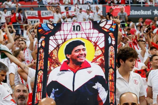 Sevilla fans show a portrait of Argentinian soccer legend and Sevilla former player Diego Armando Maradona ahead the UEFA Europa League final soccer match between Sevilla FC and AS Roma at Ferenc Puskas Stadium in Budapest, Hungary, 31 May 2023. UEFA Europa League Final - Sevilla FC vs. AS Roma !ACHTUNG: NUR REDAKTIONELLE NUTZUNG!  Copyright: xJulioxMunozx GRAF965 20230531-c9e8f66eff9392e66e89a4e89e023a8de7ce405b