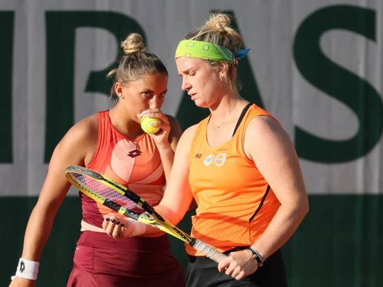 Hungarian Panna Udvardy and Belgian Ysaline Bonaventure discuss tactics during a doubles tennis match between Belgian-Hungarian pair Bonaventure-Udvardy and French pair Robbe-Tubello, in the first round of the women s doubles at the Roland Garros French Open tennis tournament in Paris, France, Wednesday 31 May 2023. BENOITxDOPPAGNE  x68214628x
