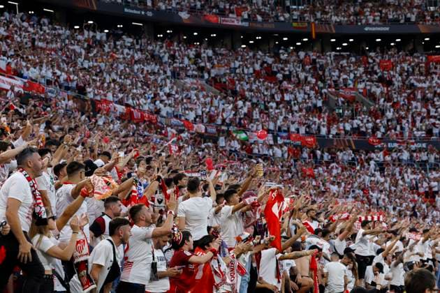 Sevilla fans cheers prior the UEFA Europa League final soccer match between Sevilla FC and AS Roma at Ferenc Puskas Stadium in Budapest, Hungary, 31 May 2023. UEFA Europa League Final - Sevilla FC vs. AS Roma !ACHTUNG: NUR REDAKTIONELLE NUTZUNG!  Copyright: xJulioxMunozx GRAF982 20230531-77171b0440030a2271d46f503e281b170bda4ff0