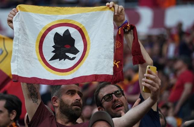 Foto Davide Spada LaPresse 31 Maggio 2023 - Budapest, Ungheria - calcio - Roma vs Siviglia - Uefa Europa League 2022 2023 Finale - Stadio Puskas Arena. Nella foto: i tifosi della Roma Foto Davide Spada LaPresse May 31, 2023 Budapest, Hungary - sport, soccer - Roma vs Sevilla - Uefa Europe League Final 2022 2023 - Puskas Arena Stadium. In the pic: Roma supporters  Copyright: xDavidexSpada LaPressex