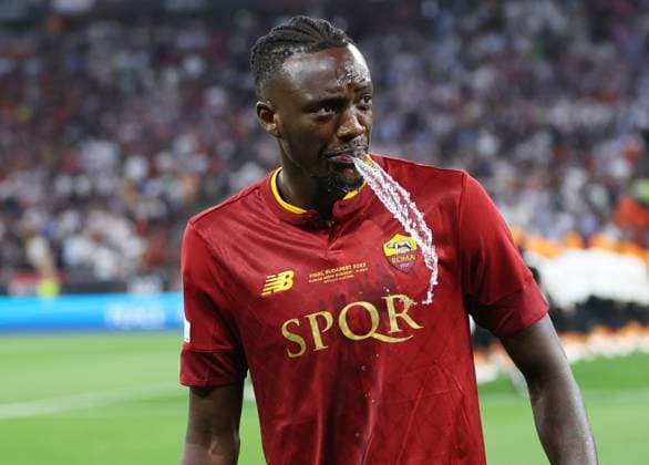 Budapest, Hungary, 31st May 2023. Tammy Abraham of AS Roma spits pout water as he waits for kick off during the UEFA Europa League Final match at Puskas Arena, Budapest. Picture credit should read: David Klein Sportimage EDITORIAL USE ONLY. No use with unauthorised audio, video, data, fixture lists, club league logos or live services. Online in-match use limited to 120 images, no video emulation. No use in betting, games or single club league player publications. SPI-2471-0029