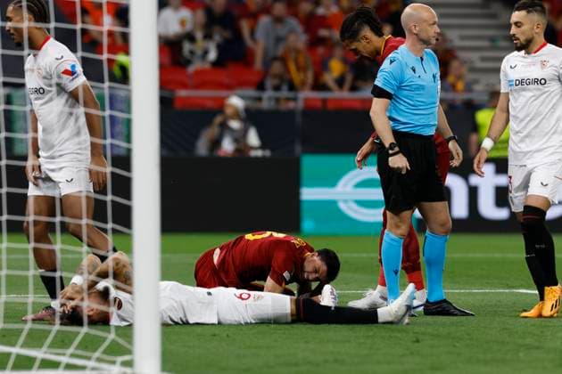 AS ROma s defender Roger Ibanez (back) and Sevilla s midfielder Ivan Rakitic (front) react during the UEFA Europa League final soccer match between Sevilla FC and AS Roma at Ferenc Puskas Stadium in Budapest, Hungary, 31 May 2023. UEFA Europa League Final - Sevilla FC vs. AS Roma !ACHTUNG: NUR REDAKTIONELLE NUTZUNG!  Copyright: xJulioxMunozx GRAF1017 20230531-19457f75fbf697d22d407509c3e65d178aca3beb