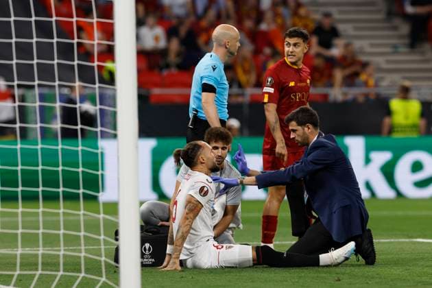 AS ROma s striker Paulo Dybala (2-R) and Sevilla s midfielder Nemanja Gudelj (L) react during the UEFA Europa League final soccer match between Sevilla FC and AS Roma at Ferenc Puskas Stadium in Budapest, Hungary, 31 May 2023. UEFA Europa League Final - Sevilla FC vs. AS Roma !ACHTUNG: NUR REDAKTIONELLE NUTZUNG!  Copyright: xJulioxMunozx GRAF1018 20230531-1b71197098c1064ce6936d90ffaeba818a266cc2