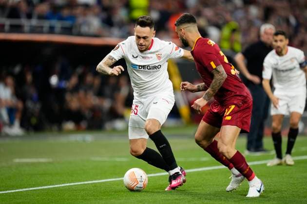 Sevilla FC v AS Roma - UEFA Europa League Final 2022 23 Lucas Ocampos left winger of Sevilla and Argentina competes for the ball with Leonardo Spinazzola left-back of Roma and Italy during the UEFA Europa League 2022 23 final match between Sevilla FC and AS Roma at Puskas Arena on May 31, 2023 in Budapest, Hungary. Budapest Hungary  Copyright: xJosexBretonx originalFilename:breton-sevillaf230531_npTpU.jpg