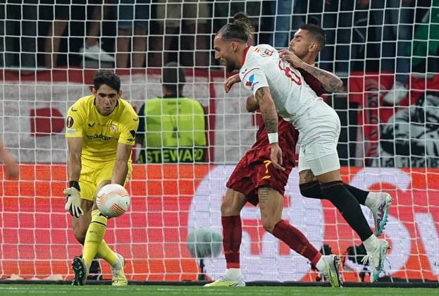 Foto Davide Spada LaPresse 31 Maggio 2023 - Budapest, Ungheria - calcio - Roma vs Siviglia - Uefa Europa League 2022 2023 Finale - Stadio Puskas Arena. Nella foto: Lorenzo Pellegrini (AS Roma), Nemanja Gudelj (Siviglia) Foto Davide Spada LaPresse May 31, 2023 Budapest, Hungary - sport, soccer - Roma vs Sevilla - Uefa Europe League Final 2022 2023 - Puskas Arena Stadium. In the pic: Lorenzo Pellegrini (AS Roma), Nemanja Gudelj (Siviglia)  Copyright: xDavidexSpada LaPressex