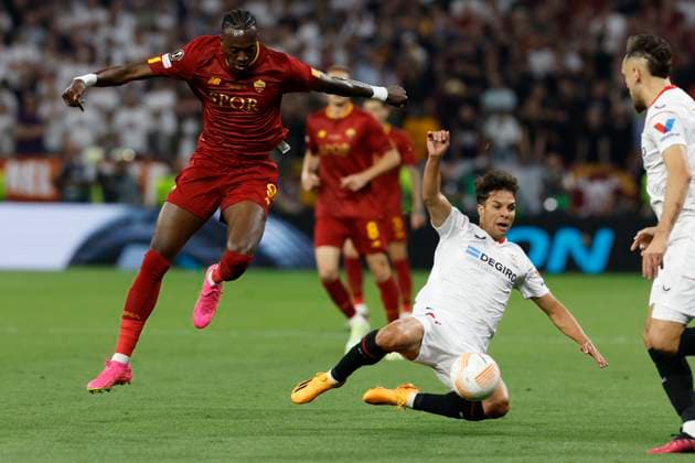 AS Roma s striker Tammy Abraham (L) vies for the ball with Sevilla s midfielder Oliver Torres (R) during the UEFA Europa League final soccer match between Sevilla FC and AS Roma at Ferenc Puskas Stadium in Budapest, Hungary, 31 May 2023. UEFA Europa League Final - Sevilla FC vs. AS Roma !ACHTUNG: NUR REDAKTIONELLE NUTZUNG!  Copyright: xJulioxMunozx GRAF1038 20230531-860a9008ba0952c3124ab513f2ba350225c06713