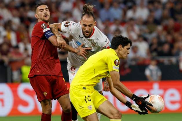 AS Roma s midfielder Lorenzo Pellegrini (L) in action against Sevilla s goalkeeper Yassine Bounou (R) and defender Nemanja Gudelj (C) during the UEFA Europa League final soccer match between Sevilla FC and AS Roma at Ferenc Puskas Stadium in Budapest, Hungary, 31 May 2023. UEFA Europa League Final - Sevilla FC vs. AS Roma !ACHTUNG: NUR REDAKTIONELLE NUTZUNG!  Copyright: xJulioxMunozx GRAF1036 20230531-40f1b594a1e6b7bb2236bf39a579c2031d7f54d3