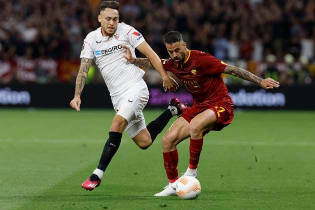 AS Roma s defender Leonardo Spinazzola (R) vies for the ball with Sevilla s striker Lucas Ocampos (L) during the UEFA Europa League final soccer match between Sevilla FC and AS Roma at Ferenc Puskas Stadium in Budapest, Hungary, 31 May 2023. UEFA Europa League Final - Sevilla FC vs. AS Roma !ACHTUNG: NUR REDAKTIONELLE NUTZUNG!  Copyright: xJulioxMunozx GRAF1050 20230531-10a4701bd21b146db5b09d8a34a96c3aa7f922dc