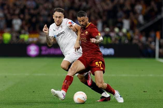 AS Roma s defender Leonardo Spinazzola (R) vies for the ball with Sevilla s striker Lucas Ocampos (L) during the UEFA Europa League final soccer match between Sevilla FC and AS Roma at Ferenc Puskas Stadium in Budapest, Hungary, 31 May 2023. UEFA Europa League Final - Sevilla FC vs. AS Roma !ACHTUNG: NUR REDAKTIONELLE NUTZUNG!  Copyright: xJulioxMunozx GRAF1051 20230531-a233c108bd7acb8e300952ce6a451b2ed62c7cb6