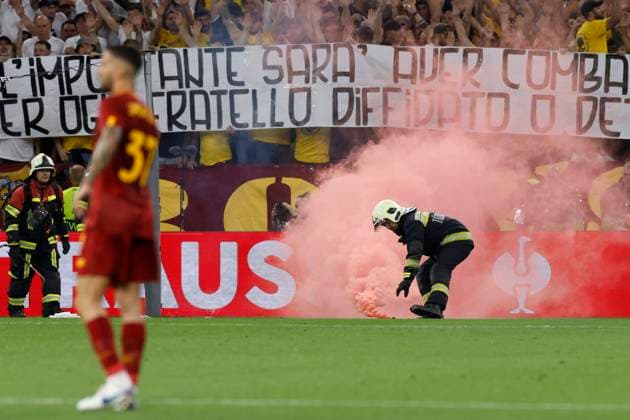 A firefighter removes a flare during the UEFA Europa League final soccer match between Sevilla FC and AS Roma at Ferenc Puskas Stadium in Budapest, Hungary, 31 May 2023. UEFA Europa League Final - Sevilla FC vs. AS Roma !ACHTUNG: NUR REDAKTIONELLE NUTZUNG!  Copyright: xJulioxMunozx GRAF1052 20230531-e6e631e7cbbf4f1c481091bc6386741ce76996b9