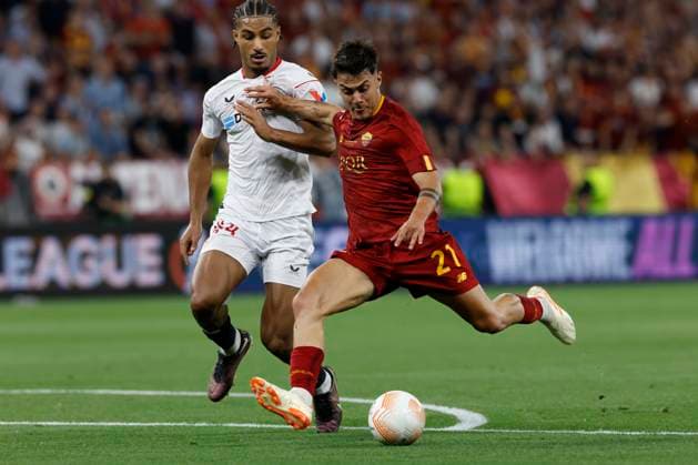 Sevilla s defender Loic Bade (L) vies for the ball with AS Roma s striker Paulo Dybala (R) during the UEFA Europa League final soccer match between Sevilla FC and AS Roma at Ferenc Puskas Stadium in Budapest, Hungary, 31 May 2023. UEFA Europa League Final - Sevilla FC vs. AS Roma !ACHTUNG: NUR REDAKTIONELLE NUTZUNG!  Copyright: xJulioxMunozx GRAF1057 20230531-6ae3563ef3c605c373a5b323f6c7ae9975ff97f0