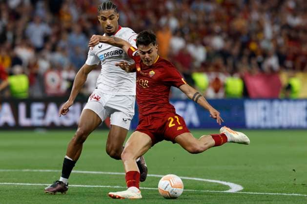 Sport Bilder des Tages Sevilla s defender Loic Bade (L) vies for the ball with AS Roma s striker Paulo Dybala (R) during the UEFA Europa League final soccer match between Sevilla FC and AS Roma at Ferenc Puskas Stadium in Budapest, Hungary, 31 May 2023. UEFA Europa League Final - Sevilla FC vs. AS Roma !ACHTUNG: NUR REDAKTIONELLE NUTZUNG!  Copyright: xJulioxMunozx GRAF1058 20230531-78e0bbaaa4890eefb094a636ed3661df5f7a38e8