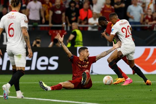 AS Roma s midfielder Lorenzo Pellegrini (C) reacts during the UEFA Europa League final soccer match between Sevilla FC and AS Roma at Ferenc Puskas Stadium in Budapest, Hungary, 31 May 2023. UEFA Europa League Final - Sevilla FC vs. AS Roma !ACHTUNG: NUR REDAKTIONELLE NUTZUNG!  Copyright: xJulioxMunozx GRAF1074 20230531-5580065ccfef0fa4c4cc1861b379b413638dcc1c