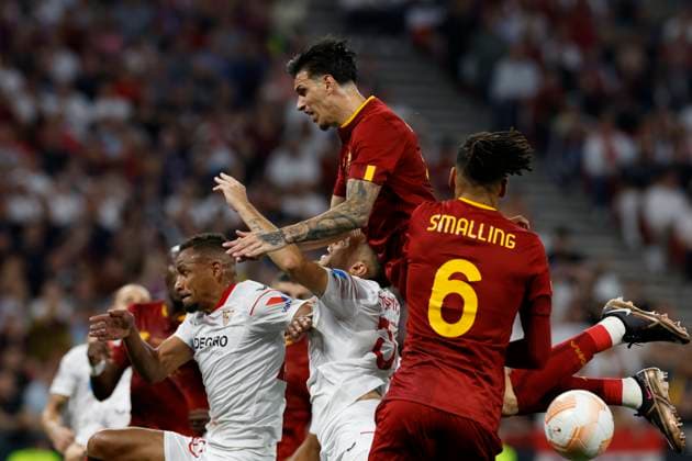 AS Roma s midfielder Lorenzo Pellegrini (2-R) vies for the ball with Sevilla s striker Lucas Ocampos (C) and midfielder Fernando Reges (L) during the UEFA Europa League final soccer match between Sevilla FC and AS Roma at Ferenc Puskas Stadium in Budapest, Hungary, 31 May 2023. UEFA Europa League Final - Sevilla FC vs. AS Roma !ACHTUNG: NUR REDAKTIONELLE NUTZUNG!  Copyright: xJulioxMunozx GRAF1075 20230531-0fda483d9c5f978ba39d835e96e54ec3843bd659