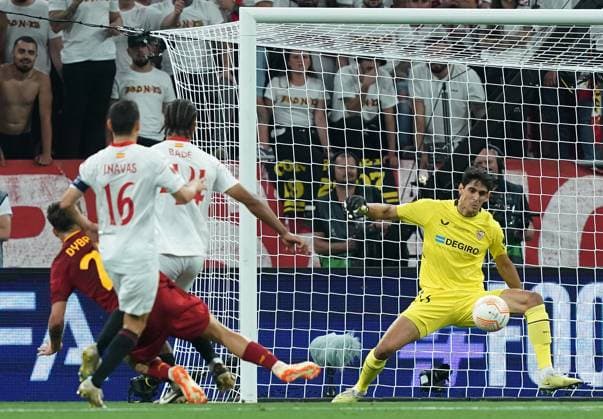Foto Davide Spada LaPresse 31 Maggio 2023 - Budapest, Ungheria - calcio - Roma vs Siviglia - Uefa Europa League 2022 2023 Finale - Stadio Puskas Arena. Nella foto: Paulo Dybala (AS Roma) goal 1-0 Foto Davide Spada LaPresse May 31, 2023 Budapest, Hungary - sport, soccer - Roma vs Sevilla - Uefa Europe League Final 2022 2023 - Puskas Arena Stadium. In the pic: Paulo Dybala (AS Roma) scores goal 1-0  Copyright: xDavidexSpada LaPressex