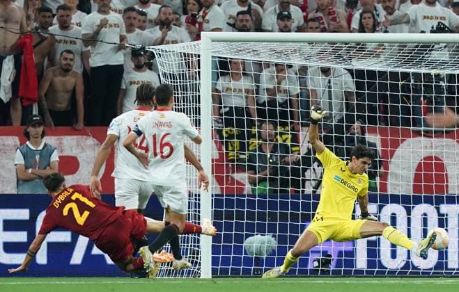 Sport Bilder des Tages Foto Davide Spada LaPresse 31 Maggio 2023 - Budapest, Ungheria - calcio - Roma vs Siviglia - Uefa Europa League 2022 2023 Finale - Stadio Puskas Arena. Nella foto: Paulo Dybala (AS Roma) goal 1-0 Foto Davide Spada LaPresse May 31, 2023 Budapest, Hungary - sport, soccer - Roma vs Sevilla - Uefa Europe League Final 2022 2023 - Puskas Arena Stadium. In the pic: Paulo Dybala (AS Roma) scores goal 1-0  Copyright: xDavidexSpada LaPressex