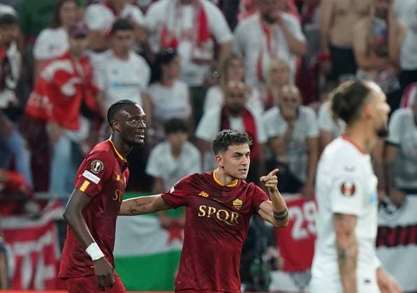 Foto Davide Spada LaPresse 31 Maggio 2023 - Budapest, Ungheria - calcio - Roma vs Siviglia - Uefa Europa League 2022 2023 Finale - Stadio Puskas Arena. Nella foto: Paulo Dybala (AS Roma) esultanza dopa la rete del 1-0 Foto Davide Spada LaPresse May 31, 2023 Budapest, Hungary - sport, soccer - Roma vs Sevilla - Uefa Europe League Final 2022 2023 - Puskas Arena Stadium. In the pic: Paulo Dybala (AS Roma) celebration after scoring 1-0  Copyright: xDavidexSpada LaPressex
