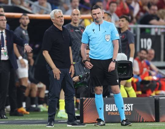Budapest, Hungary, 31st May 2023. Jose Mourinho Manager of AS Roma complains to assistant referee Michael Oliver during the UEFA Europa League Final match at Puskas Arena, Budapest. Picture credit should read: David Klein Sportimage EDITORIAL USE ONLY. No use with unauthorised audio, video, data, fixture lists, club league logos or live services. Online in-match use limited to 120 images, no video emulation. No use in betting, games or single club league player publications. SPI-2471-0087