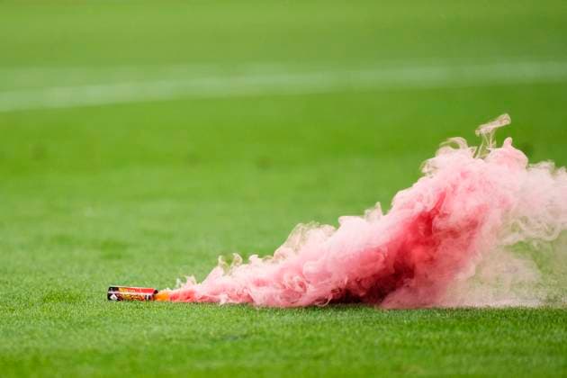 Sevilla FC v AS Roma - UEFA Europa League Final 2022 23 Flares in the pitch thrown by AS Roma fans during the UEFA Europa League 2022 23 final match between Sevilla FC and AS Roma at Puskas Arena on May 31, 2023 in Budapest, Hungary. Budapest Hungary  Copyright: xJosexBretonx originalFilename:breton-sevillaf230531_npD5G.jpg