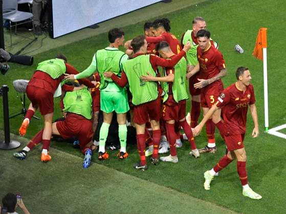 Italian footballers rejoice after a goal scored in the football match between Sevilla FC and AS Roma, Europa League final, held at the Ferenc Puskas Arena in Budapest, Wednesday, May 31, 2023 Budapest Copyright: xRazvanxPasarica SPORTxPICTURESx