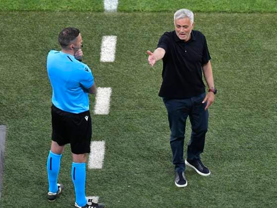 Jose Mourinho reacts with reserve referee Michael Oliver during the football match between Sevilla FC and AS Roma, Europa League final, held at the Ferenc Puskas Arena in Budapest, Wednesday, May 31, 2023 Budapest Copyright: xRazvanxPasarica SPORTxPICTURESx