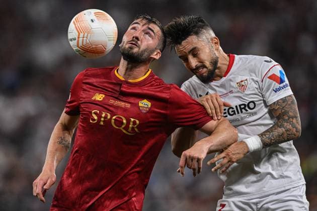 Bryan Cristante (4 Roma) and Alex Telles (3 Sevilla) during the UEFA Europa League final 2023 between Sevilla and Roma at Puskas Arena in Budapest, Hungary Soccer (Cristiano Mazzi SPP) Copyright: xCristianoxMazzix xSPPx spp-en-CrMaSp-CM1_2923