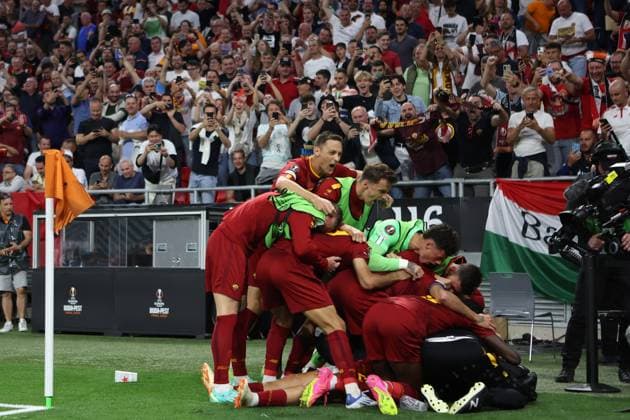 Sport Bilder des Tages Sevilla Fc - As Roma Paulo Dybala of As Roma celebrates after scoring his team s first goal with team mates during the Uefa Europa League final match beetween Sevilla Fc and As Roma at Puskas Arena on May 31 2023 in Budapest, Hungary . Budapest Puskas Arena Hungary Copyright: xMarcoxCanonierox
