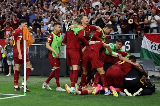 Sevilla Fc - As Roma Paulo Dybala of As Roma celebrates after scoring his team s first goal with team mates during the Uefa Europa League final match beetween Sevilla Fc and As Roma at Puskas Arena on May 31 2023 in Budapest, Hungary . Budapest Puskas Arena Hungary Copyright: xMarcoxCanonierox