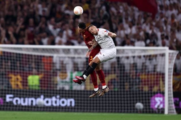Sevilla Fc - As Roma Lucas Ocampos of Sevilla FC and Roger Ibanez of As Roma battle for the ball during the Uefa Europa League final match beetween Sevilla Fc and As Roma at Puskas Arena on May 31 2023 in Budapest, Hungary . Budapest Puskas Arena Hungary Copyright: xMarcoxCanonierox