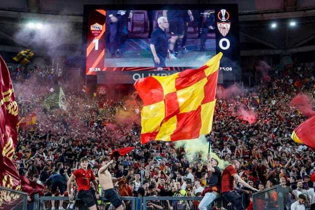 Sport Bilder des Tages May 31, 2023, ROME, ITALY: AS Roma supporters react after AS Roma s goal as they watch on maxi-screens the broadcasting of the UEFA Europa League final between Sevilla FC and AS Roma at the Olimpico Stadium in Rome, Italy, 31 May 2023. ANSA FABIO FRUSTACI ROME ITALY - ZUMAa110 20230531_zaf_a110_030 Copyright: xFabioxFrustacix