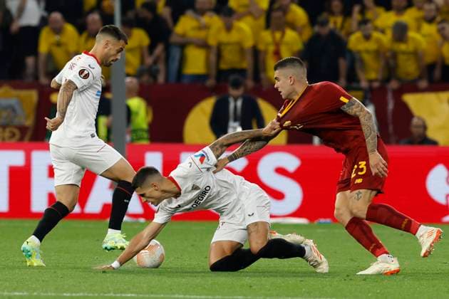 Sevilla s midfielders Erik Lamela (C) and Suso Fernandez (L) vie for the ball with AS Roma s defender Gianluca Mancini (R) during the UEFA Europa League final soccer match between Sevilla FC and AS Roma at Ferenc Puskas Stadium in Budapest, Hungary, 31 May 2023. UEFA Europa League Final - Sevilla FC vs. AS Roma !ACHTUNG: NUR REDAKTIONELLE NUTZUNG!  Copyright: xJulioxMunozx GRAF1084 20230531-2614a4ad47ccf8feb251e22cc3c89d67531702c2