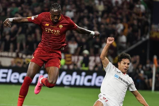 SOCCER - UEFA EL, Sevilla vs Roma BUDAPEST,HUNGARY,31.MAY.23 - SOCCER - UEFA Europa League, final, FC Sevilla vs AS Roma. Image shows Tammy Abraham (Roma) and Oliver Torres (Sevilla).  GEPAxpictures xCsabaxDoemoetoer