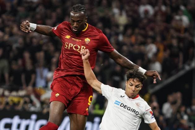 SOCCER - UEFA EL, Sevilla vs Roma BUDAPEST,HUNGARY,31.MAY.23 - SOCCER - UEFA Europa League, final, FC Sevilla vs AS Roma. Image shows Tammy Abraham (Roma) and Oliver Torres (Sevilla).  GEPAxpictures xCsabaxDoemoetoer