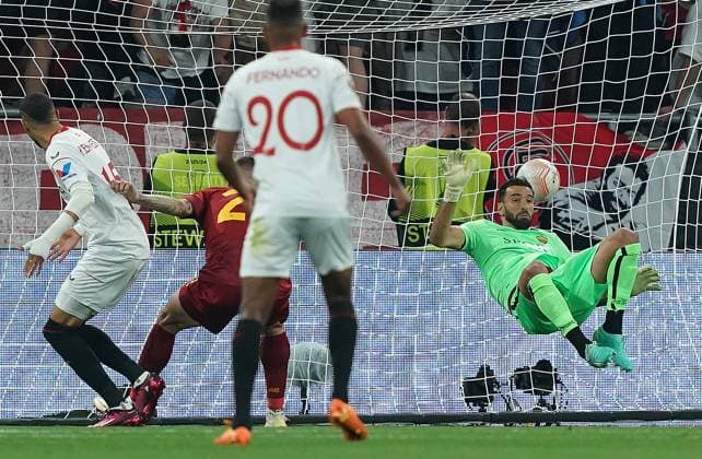 Sport Bilder des Tages Foto Davide Spada LaPresse 31 Maggio 2023 - Budapest, Ungheria - calcio - Roma vs Siviglia - Uefa Europa League 2022 2023 Finale - Stadio Puskas Arena. Nella foto: autorete Gianluca Mancini (AS Roma) 1-1 Foto Davide Spada LaPresse May 31, 2023 Budapest, Hungary - sport, soccer - Roma vs Sevilla - Uefa Europe League Final 2022 2023 - Puskas Arena Stadium. In the pic: Gianluca Mancini (AS Roma) owngoal 1-1  Copyright: xDavidexSpada LaPressex
