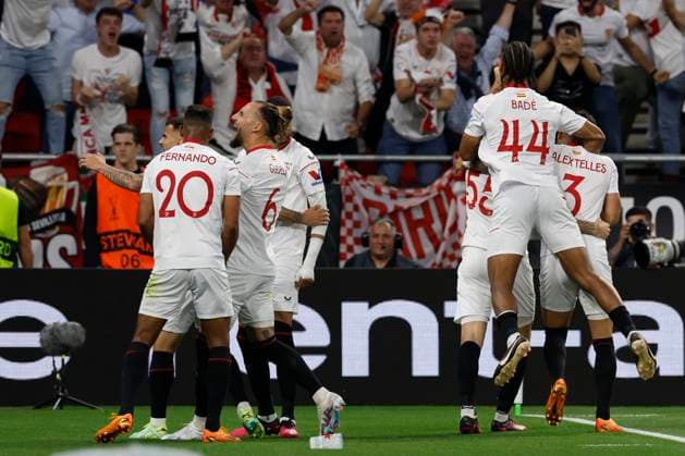 Sevilla s players celebrate the 1-1 goal during the UEFA Europa League final soccer match between Sevilla FC and AS Roma at Ferenc Puskas Stadium in Budapest, Hungary, 31 May 2023. UEFA Europa League Final - Sevilla FC vs. AS Roma !ACHTUNG: NUR REDAKTIONELLE NUTZUNG!  Copyright: xJulioxMunozx GRAF1088 20230531-4f462fef52e4d02dff3f1fc8d4b01c188b75c4a9
