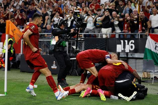 HUN: Sevilla FC-AC Roma. UEFA Europa League Final Paulo Dybala of AS Roma celebrates with his teammates after scoring the 0-1 during the UEFA Europa League match, Final between Sevilla FC and AC Roma played at Puskas Arena Stadium on May 31, 2023 in Budapest, Hungary. kpng Copyright: xAntonioxPozox xPRESSINx AP_230531_090