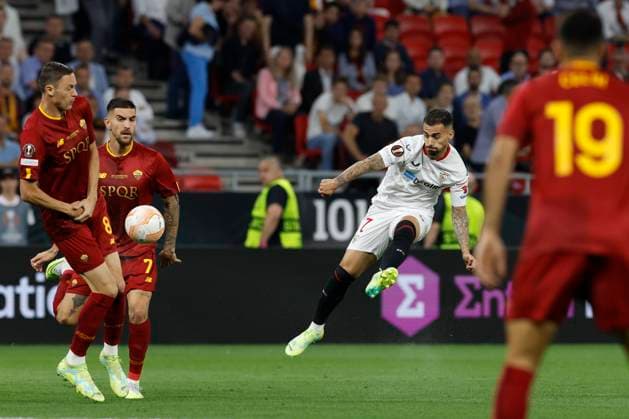 Sevilla s midfielder Suso Fernandez (R) in action against AS Roma s midfielder Nemanja Matic (L) during the UEFA Europa League final soccer match between Sevilla FC and AS Roma at Ferenc Puskas Stadium in Budapest, Hungary, 31 May 2023. UEFA Europa League Final - Sevilla FC vs. AS Roma !ACHTUNG: NUR REDAKTIONELLE NUTZUNG!  Copyright: xJulioxMunozx GRAF1086 20230531-63f13e8c3070c701f6f7f53dfb35ab4622266590