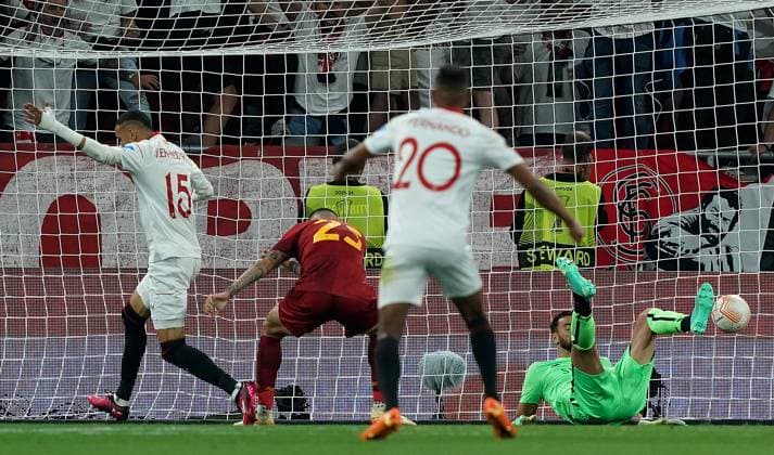 Foto Davide Spada LaPresse 31 Maggio 2023 - Budapest, Ungheria - calcio - Roma vs Siviglia - Uefa Europa League 2022 2023 Finale - Stadio Puskas Arena. Nella foto: autorete Gianluca Mancini (AS Roma) 1-1 Foto Davide Spada LaPresse May 31, 2023 Budapest, Hungary - sport, soccer - Roma vs Sevilla - Uefa Europe League Final 2022 2023 - Puskas Arena Stadium. In the pic: Gianluca Mancini (AS Roma) owngoal 1-1  Copyright: xDavidexSpada LaPressex
