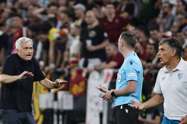 Sport Bilder des Tages SOCCER - UEFA EL, Sevilla vs Roma BUDAPEST,HUNGARY,31.MAY.23 - SOCCER - UEFA Europa League, final, FC Sevilla vs AS Roma. Image shows head coach Jose Mourinho (Roma) and head coach Jose Mendilibar (Sevilla).  GEPAxpictures xCsabaxDoemoetoer