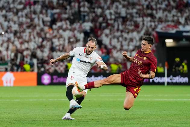 Sevilla FC v AS Roma - UEFA Europa League Final 2022 23 Nemanja Gudelj defensive midfield of Sevilla and Serbia competes for the ball with Paulo Dybala second striker of Roma and Argentina during the UEFA Europa League 2022 23 final match between Sevilla FC and AS Roma at Puskas Arena on May 31, 2023 in Budapest, Hungary. Budapest Hungary  Copyright: xJosexBretonx originalFilename:breton-sevillaf230531_npdAZ.jpg