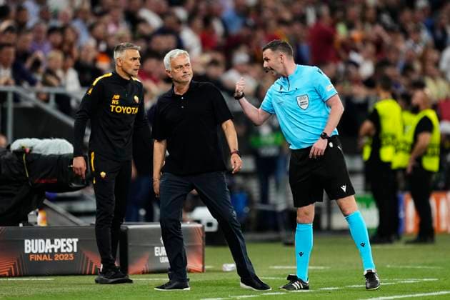 Sevilla FC v AS Roma - UEFA Europa League Final 2022 23 The referee Anthony Taylor speaks with Jose Mourinho head coach of Roma during the UEFA Europa League 2022 23 final match between Sevilla FC and AS Roma at Puskas Arena on May 31, 2023 in Budapest, Hungary. Budapest Hungary  Copyright: xJosexBretonx originalFilename:breton-sevillaf230531_npxsB.jpg
