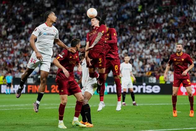 Sevilla FC v AS Roma - UEFA Europa League Final 2022 23 Diego Hormigo of Sevilla FC competes for the ball with Roger Ibanez centre-back of Roma and Brazil during the UEFA Europa League 2022 23 final match between Sevilla FC and AS Roma at Puskas Arena on May 31, 2023 in Budapest, Hungary. Budapest Hungary  Copyright: xJosexBretonx originalFilename:breton-sevillaf230531_npzaD.jpg
