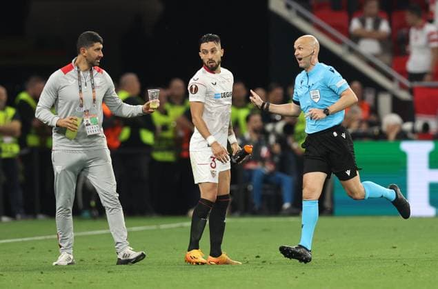 Budapest, Hungary, 31st May 2023. An official from Sevilla shows referee Anthony Taylor a glass during the UEFA Europa League Final match at Puskas Arena, Budapest. Picture credit should read: David Klein Sportimage EDITORIAL USE ONLY. No use with unauthorised audio, video, data, fixture lists, club league logos or live services. Online in-match use limited to 120 images, no video emulation. No use in betting, games or single club league player publications. SPI-2471-0121