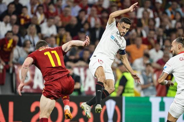 SOCCER - UEFA EL, Sevilla vs Roma BUDAPEST,HUNGARY,31.MAY.23 - SOCCER - UEFA Europa League, final, FC Sevilla vs AS Roma. Image shows Andrea Belotti (Roma) and Jesus Navas (Sevilla).  GEPAxpictures xCsabaxDoemoetoer