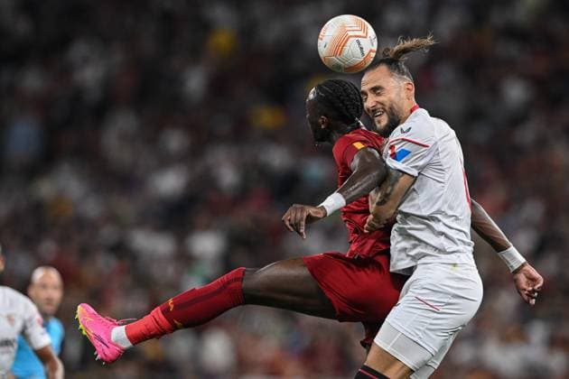 Nemanja Gudelj (6 Sevilla) and Tammy Abraham (9 Roma) during the UEFA Europa League final 2023 between Sevilla and Roma at Puskas Arena in Budapest, Hungary Soccer (Cristiano Mazzi SPP) Copyright: xCristianoxMazzix xSPPx spp-en-CrMaSp-CM1_2795