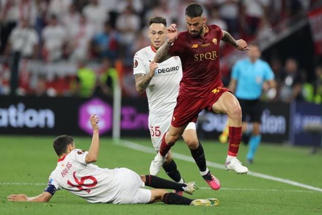 Budapest, Hungary: 31.05.2023:Leonardo Spinazzola of Roma, ocampos in action during the Final UEFA Europa League 2023 match between Sevilla FC vs AS Roma at Puskas Arena of Budapest in Hungary  Copyright: xmarcoxiacobuccix xipa-agency.netx xmarcoxiacobuccix 0 IPA_IPA38352100