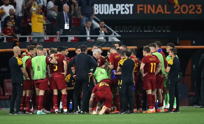 Sevilla v AS Roma, UEFA Europa League Final 2023, Puskas Arena, Budapest, Hungary. - 31st May 2023 Jose Mourinho Manager of Roma talks to his players ahead of extra time. - Sevilla v AS Roma, UEFA Europa League Final 2023, Puskas Arena, Budapest, Hungary. - 31st May 2023. Budapest Puskas Arena Hungary Copyright: xDanxWeirx CP_UEFA_Europa_League_Final_2023_83