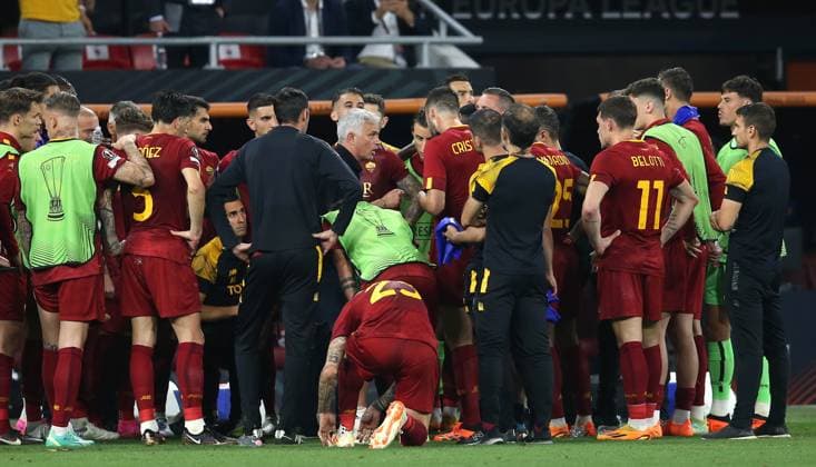 Sevilla v AS Roma, UEFA Europa League Final 2023, Puskas Arena, Budapest, Hungary. - 31st May 2023 Jose Mourinho Manager of Roma talks to his players ahead of extra time. - Sevilla v AS Roma, UEFA Europa League Final 2023, Puskas Arena, Budapest, Hungary. - 31st May 2023. Budapest Puskas Arena Hungary Copyright: xDanxWeirx CP_UEFA_Europa_League_Final_2023_84