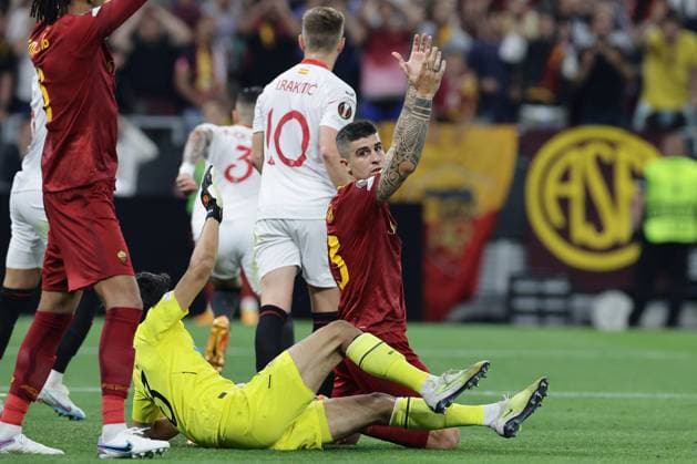 Yassine Bounou of Sevilla FC and Gianluca Mancini of AS Roma during the Europa League Final between Sevilla FC and AS Roma at Puskas Arena stadium in Budapest (Hungary), May 31st, 2023. cesarexpurini